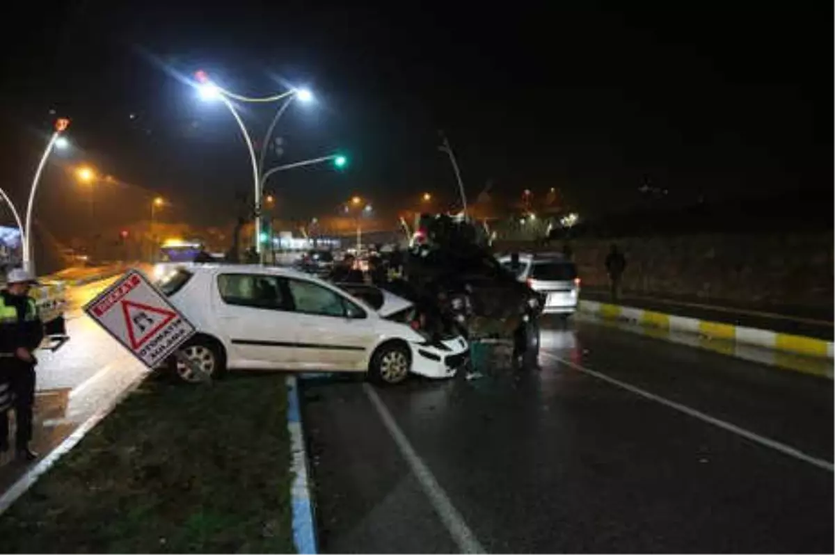 Tunceli\'de Zırhlı Polis Aracı, 2 Otomobile Çarptı