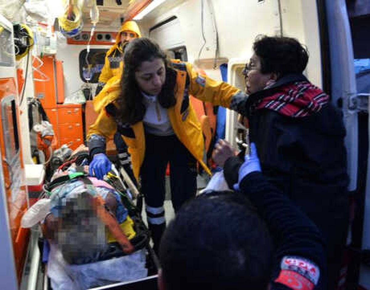 Yangından Mahsur Kalan Yatalak Kadın, Demir Korkuluk Sökülerek Kurtarıldı