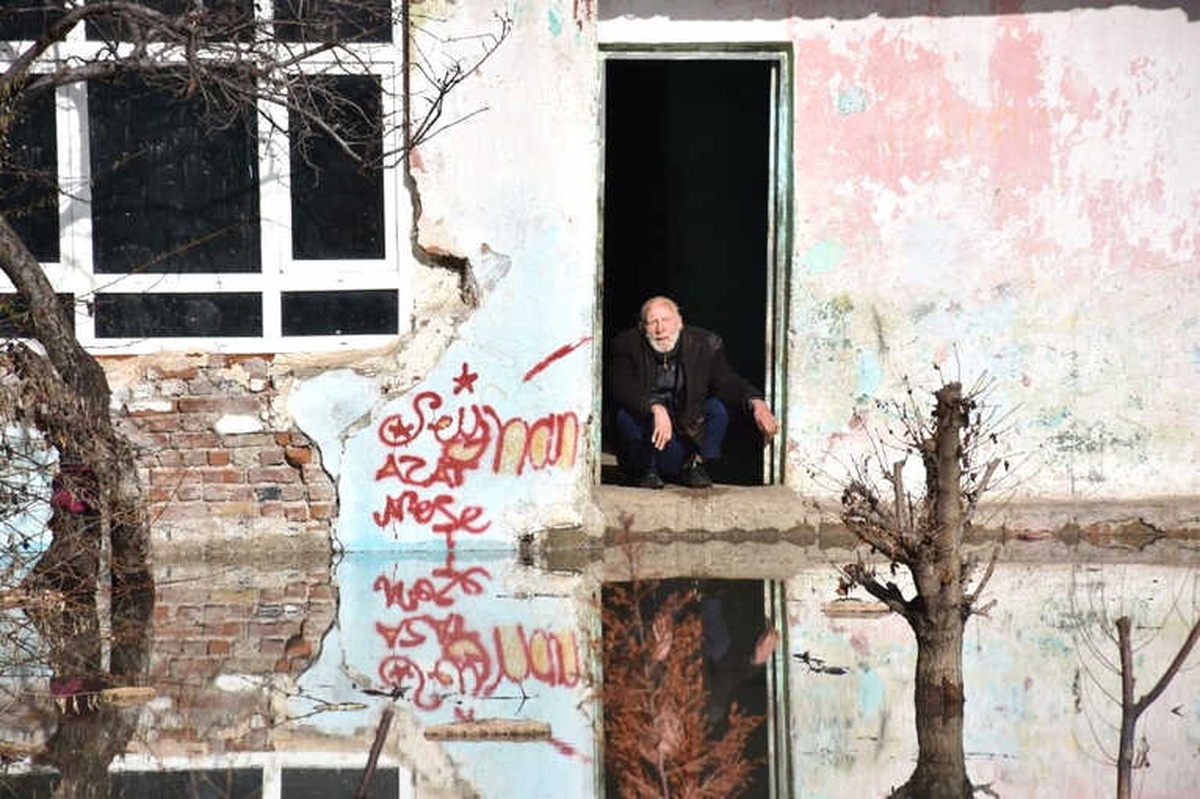 Yaşlı Adamı İkna Edemeyen Polis, \'Üşümemesi\' İçin Sobasını Yaktı