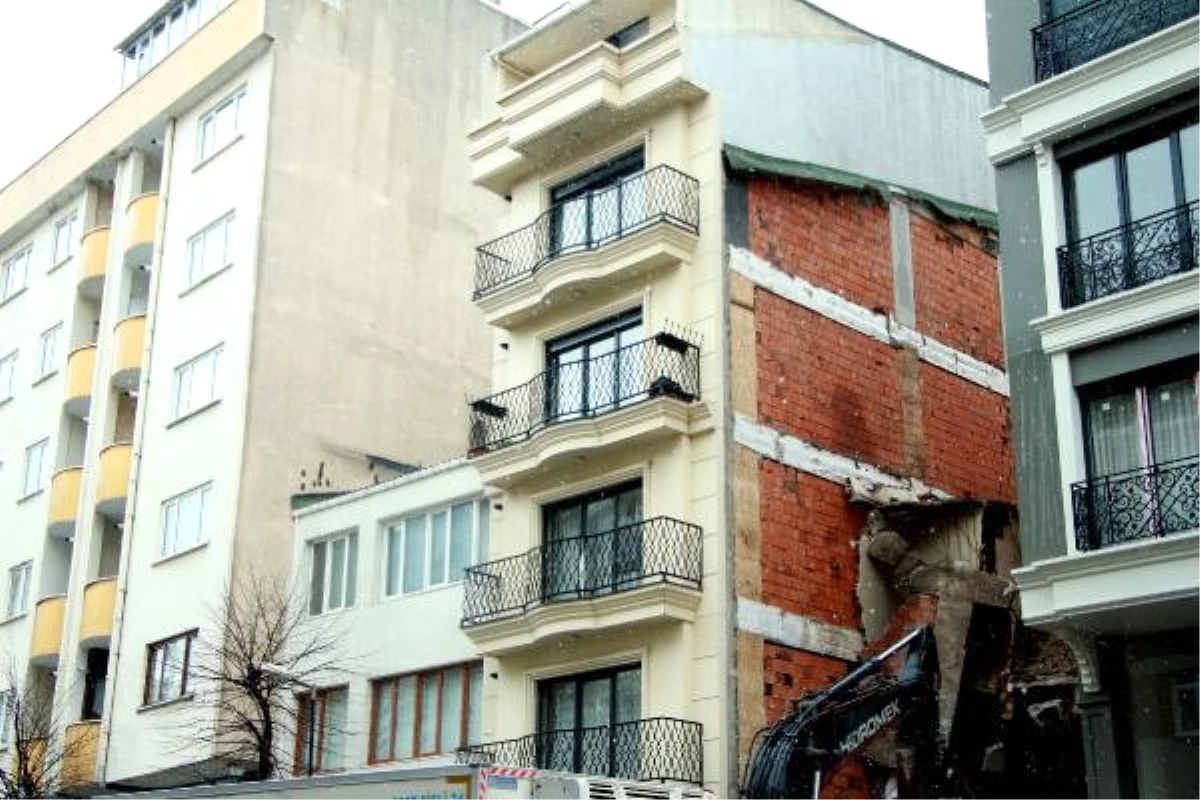 Yıkım Çalışması Yapan İş Makinesi Binaya Zarar Verdi