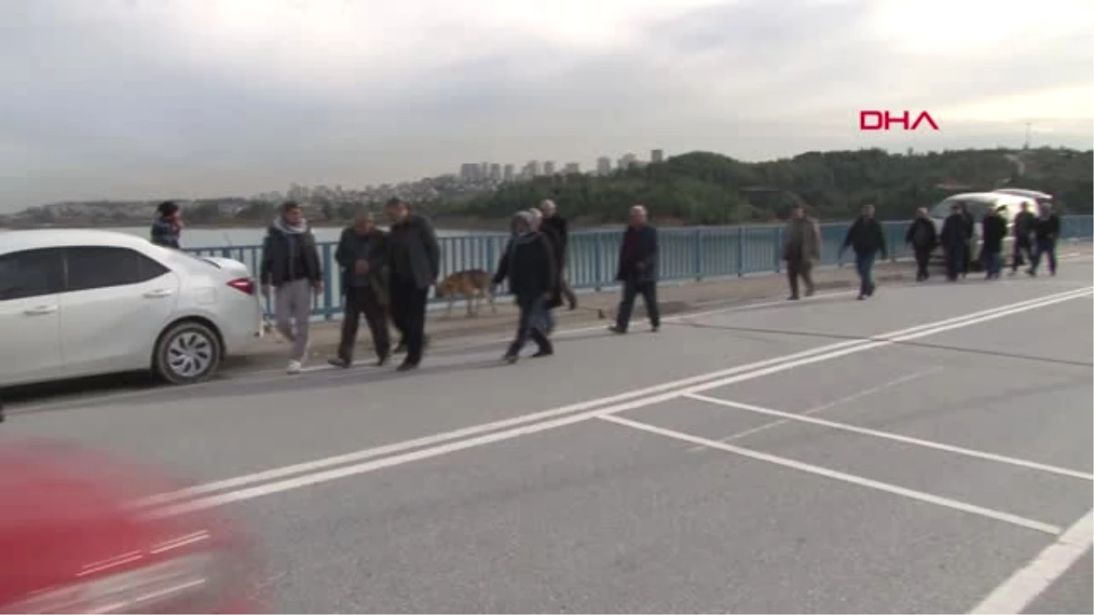 Adana Köprü Üzerinde Toplanıp, Akrabalarını Arama Çalışmalarını İzlediler