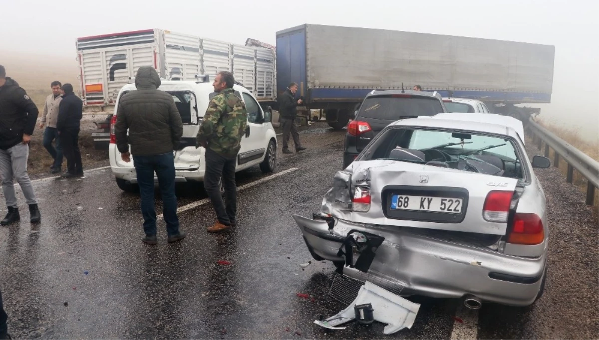 Aksaray\'da Sisli Havada 10 Araç Birbirine Girdi: 2 Yaralı
