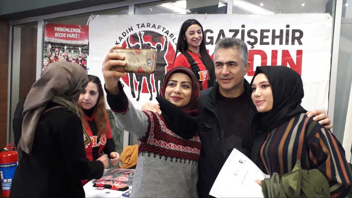 Altıparmak Kadınları Taraftar Derneğine Üye Yaptı