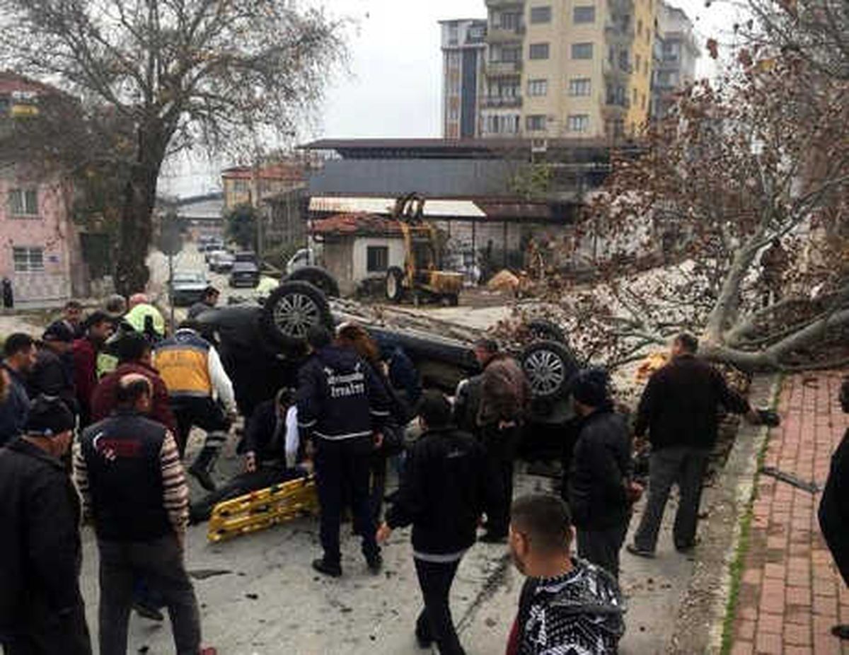 Anne ve 2 Çocuğu Kazada Yaralandı