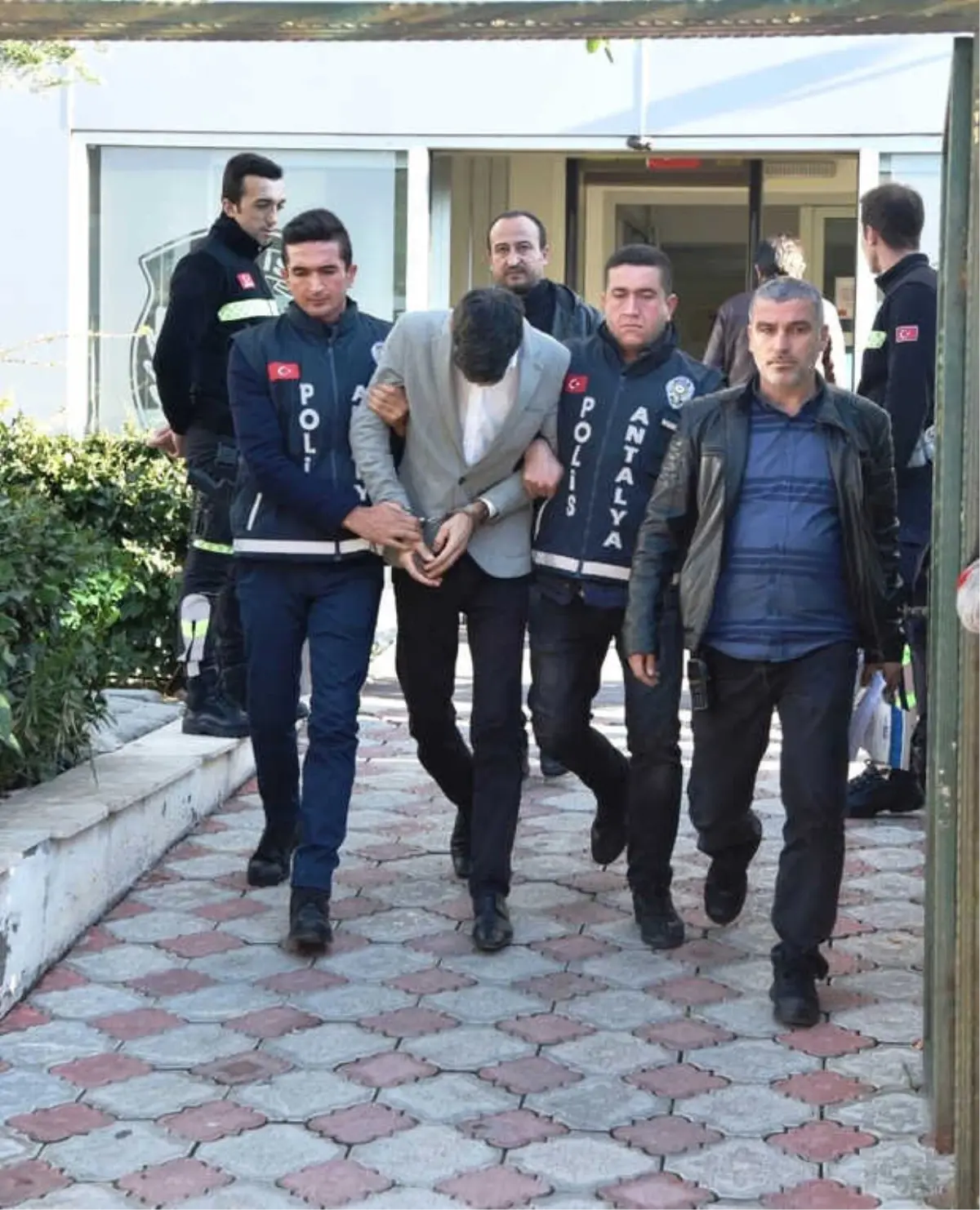 Atm\'de Sırasını Verdi, Para Çeken Kadının Çantasını Çaldı