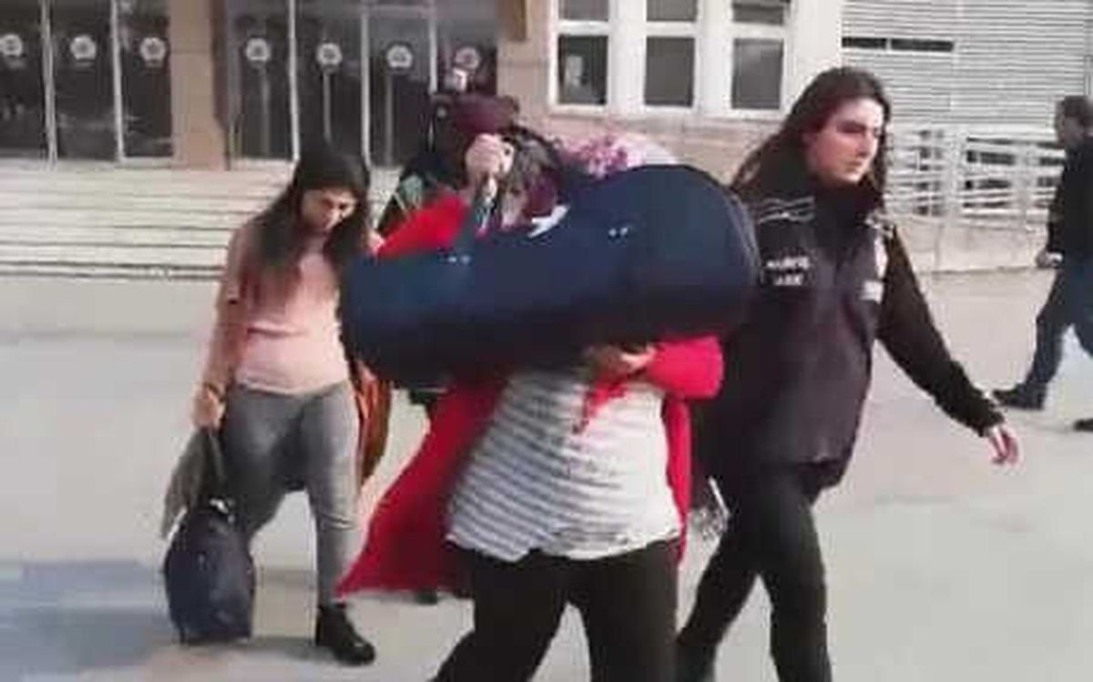 Aynı Kız Tarafından Dolandırıldıklarını Düğün Davetiyesiyle Öğrendiler