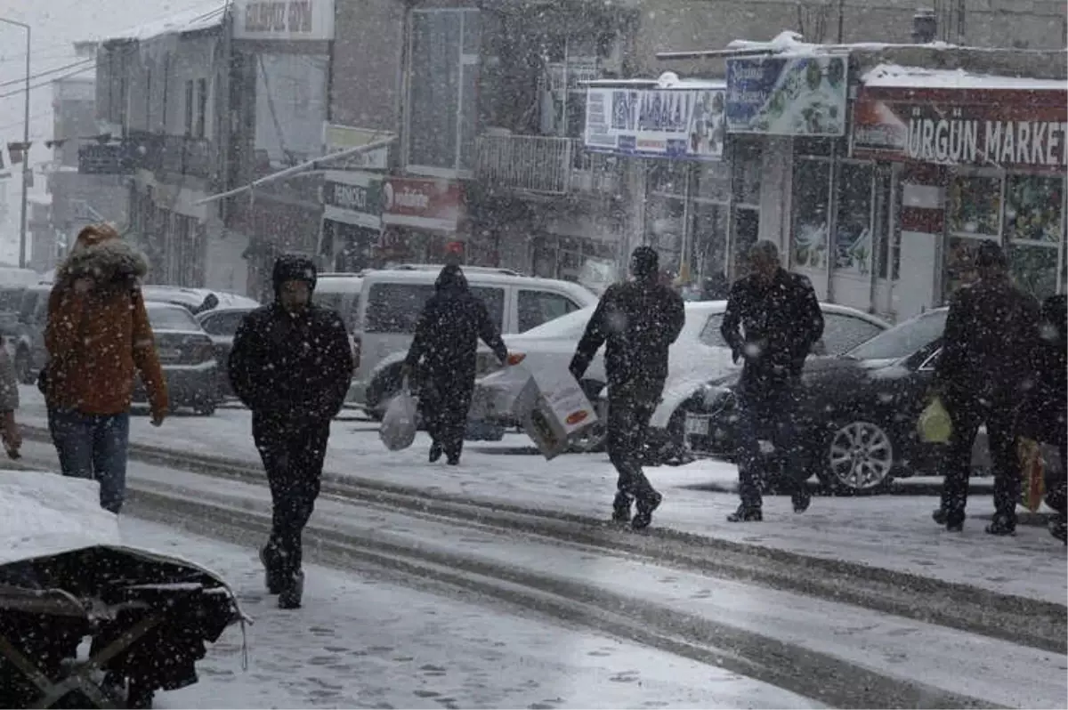 Başkale\'de Yoğun Kar Yağışı