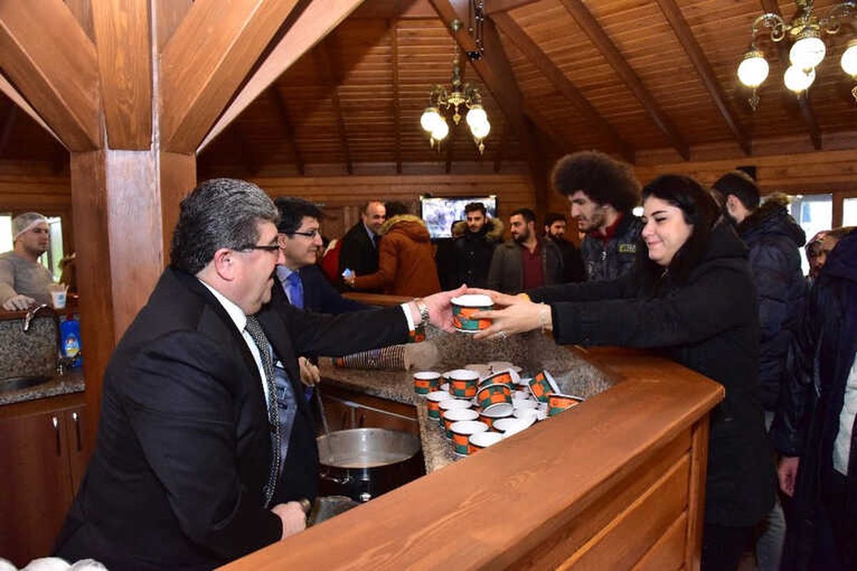 Binlerce Öğrenciye Ücretsiz Çay ve Çorba İkramı