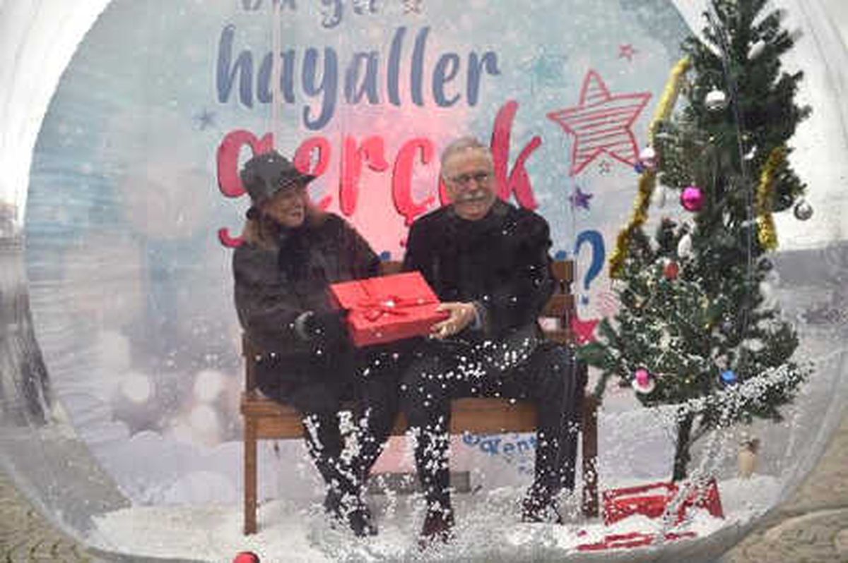 Çanakkale\'de Kar Küresinde Yeni Yıl Hatırası