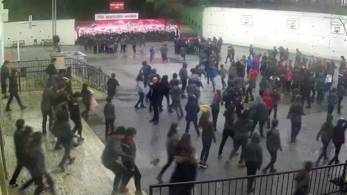 Deprem Esnasında Öğrenciler Okuldan Böyle Çıktı