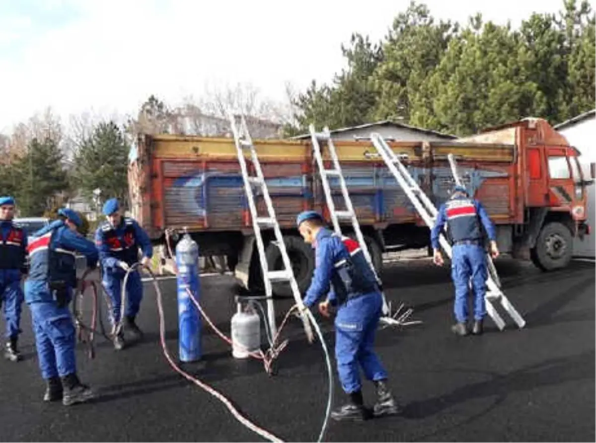 Elektrik Direklerini Keserek Çalmaya Çalışan 3 Kişi Yakalandı