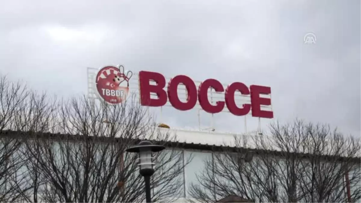 Engelli Öğrenciler Bocce Öğreniyor