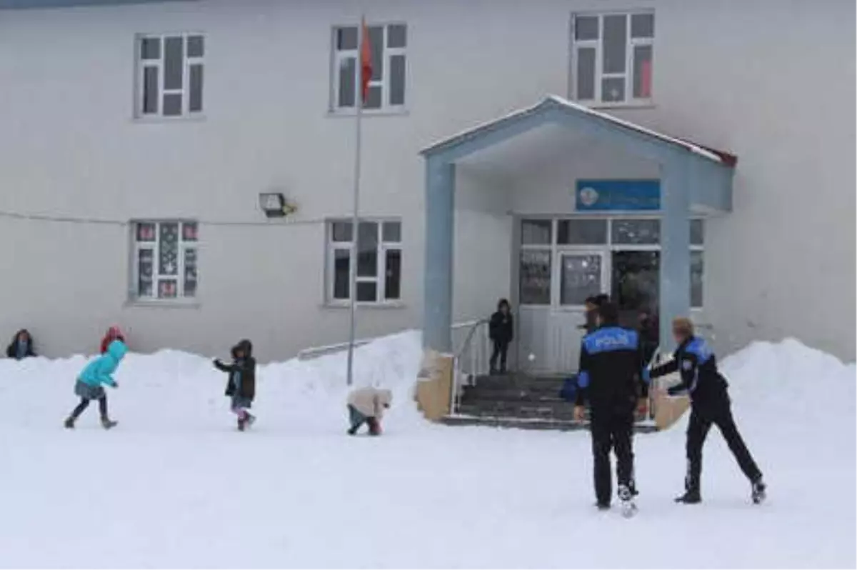 Hakkari Polisinden Isıtan Yardım