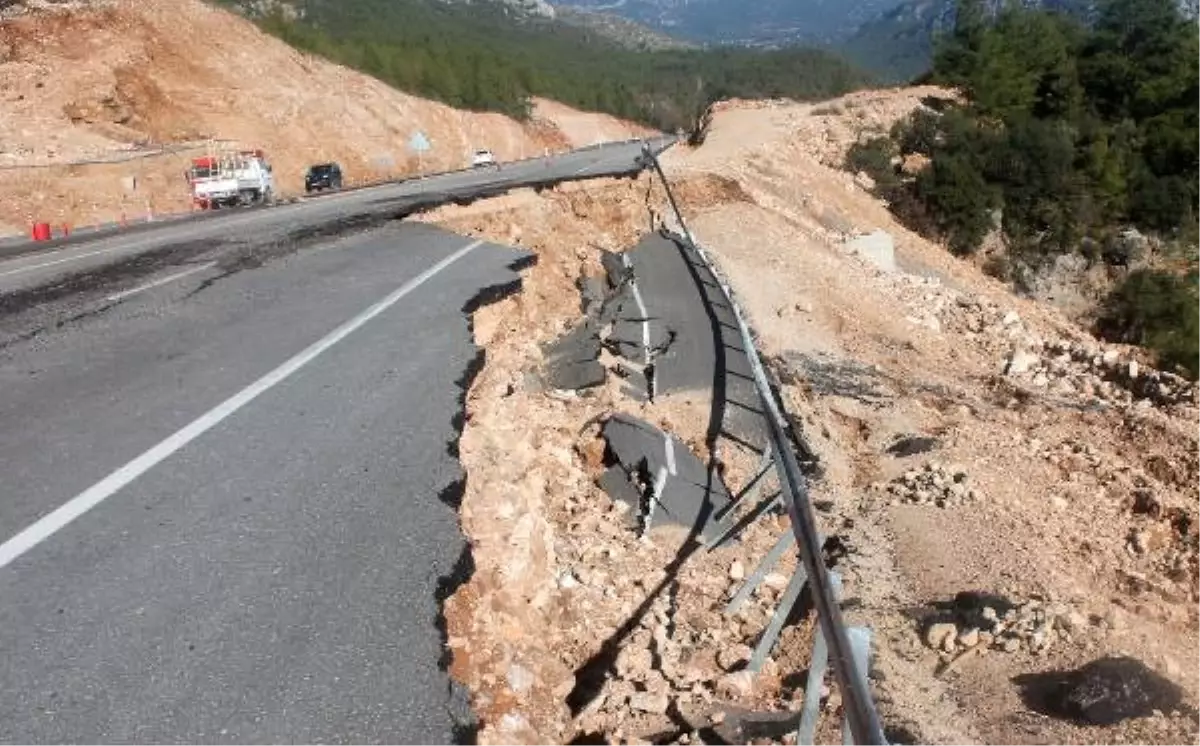 Heyelan Olan Yolun Girişi ve Çıkışı Dubayla Kapatıldı