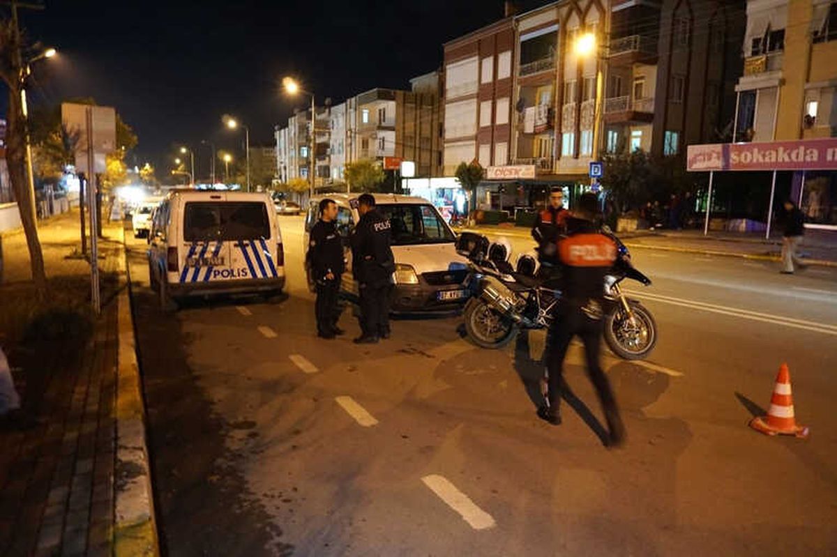 Hırsızlar Kovalamaca Sırasında Çaldıkları Altınları Yola Attı Ama Kaçamadı