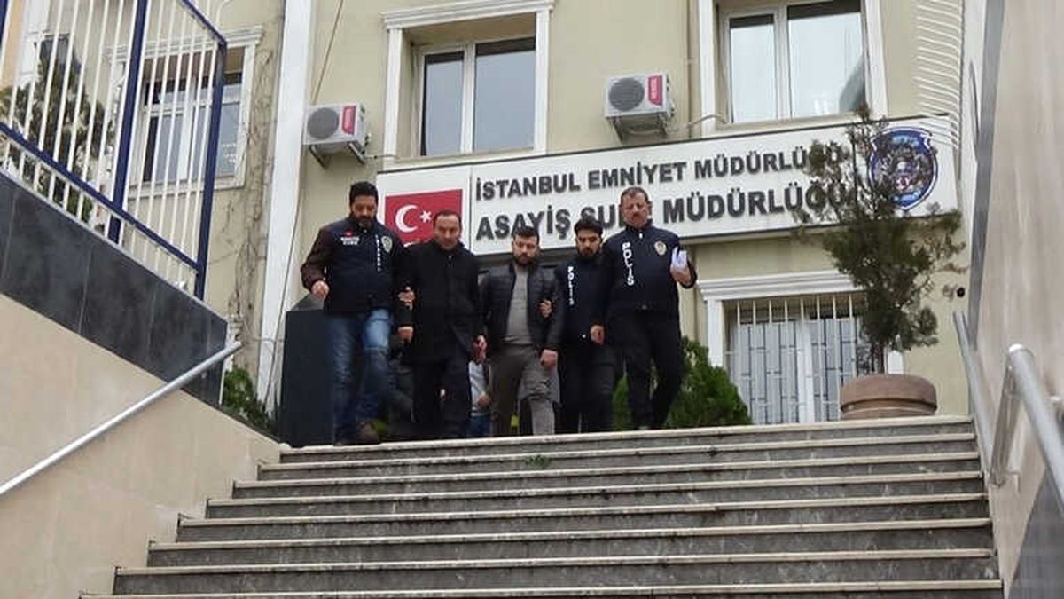 İstanbul\'da Mahalleliyi 1,5 Milyon Lira Dolandıran Baba ve Oğulları Yakalandı