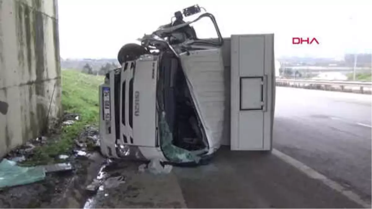 İstanbul- Pendik\'te Kamyonet Devrildi; 1 Yaralı