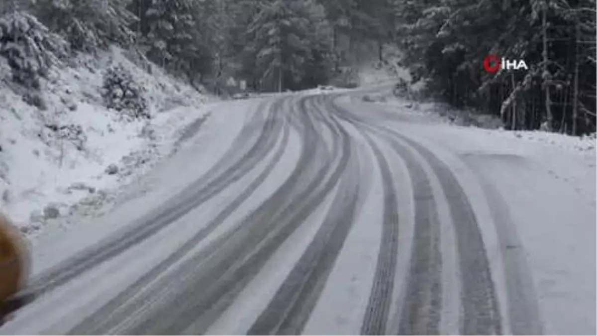 Kazdağları\'nda Buzlanma Trafiği Olumsuz Etkiliyor