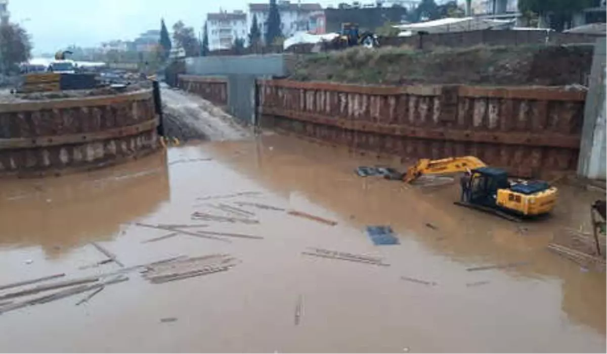 Köprülü Kavşak İnşaatı Su Altında Kaldı