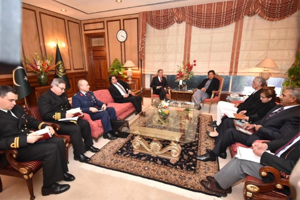 Milli Savunma Bakanı Akar, Pakistan Başbakanı Khan ile Görüştü