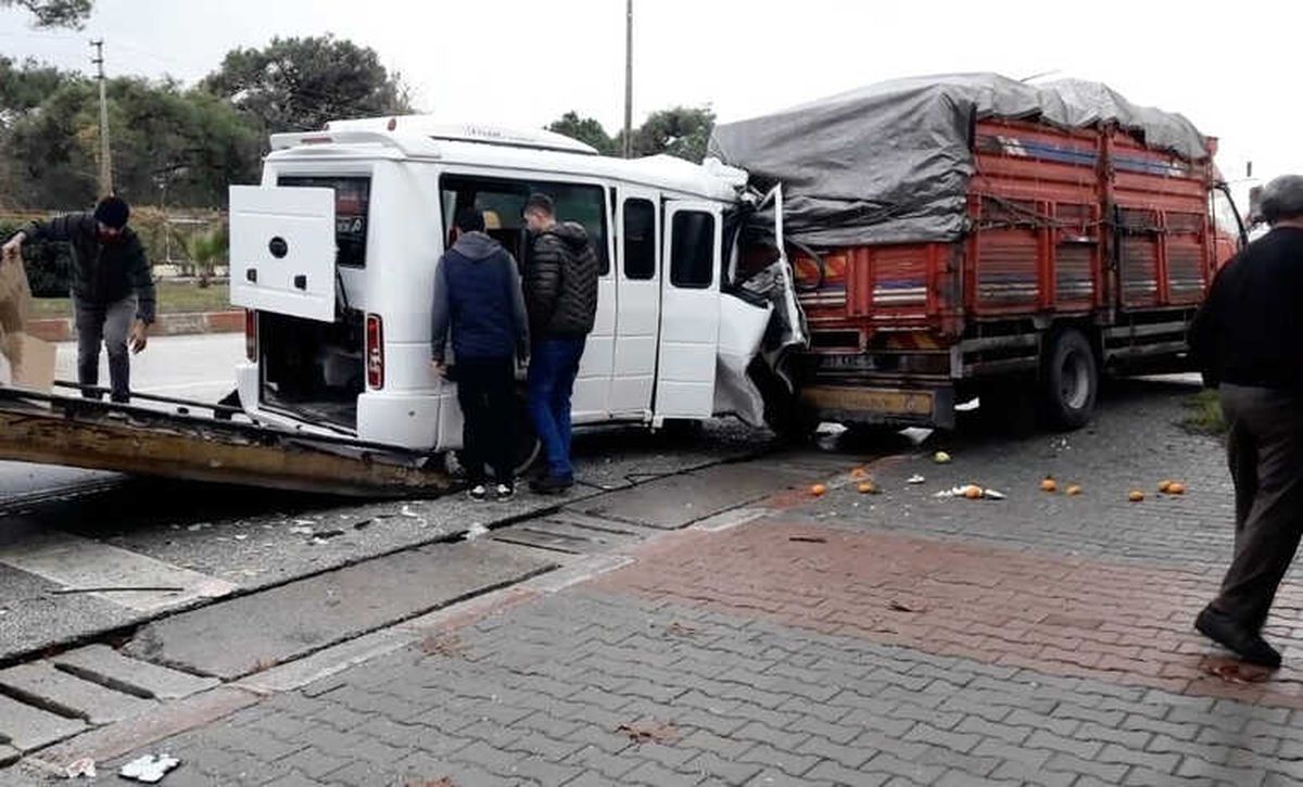 Minibüs Kamyona Arkadan Çarptı: 1 Yaralı