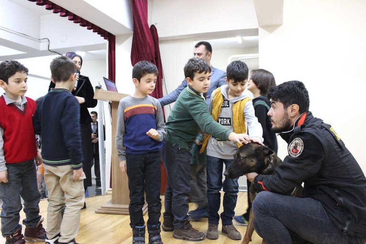 Narkotik Dedektör Köpeği "Odin" Çocukların İlgi Odağı Oldu