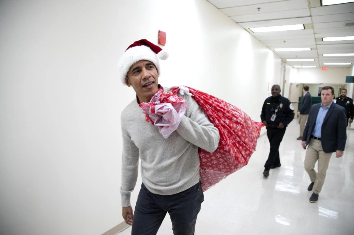 Noel Baba Kılığına Giren Obama Çocuklara Hediye Dağıttı