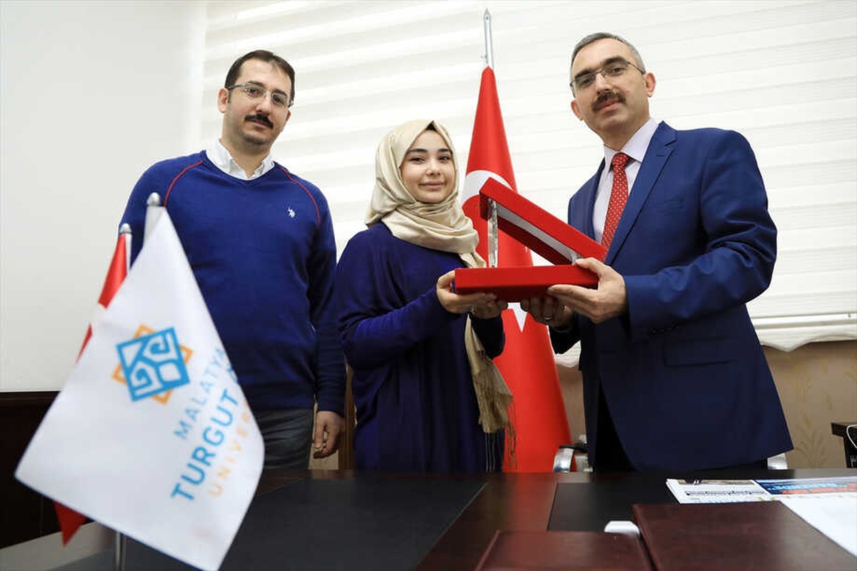 Optisyenlik Yarışmasında Birinci Olan Öğrenci Ödüllendirildi