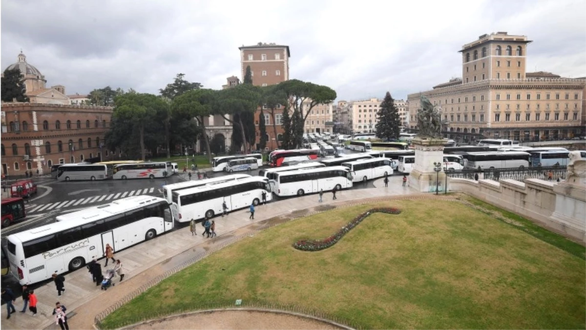 Roma\'da Kent Merkezine Girmesi Yasaklanan Turist Otobüslerinden İşgal Eylemi