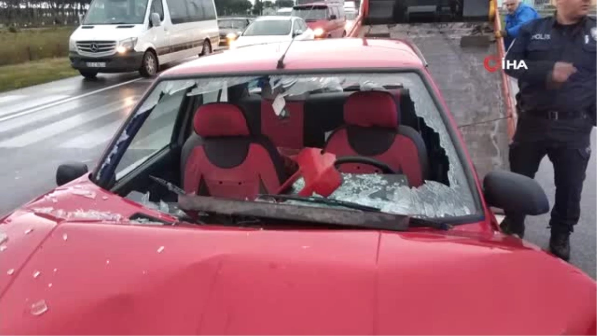 Samsun\'da Otomobil Kırmızı Işıkta Bekleyen Araca Çarptı: 8 Yaralı