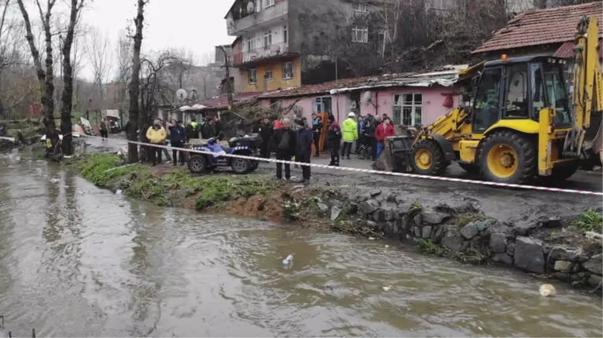 Sarıyer\'de Sel Sonrası Harabeye Dönen Evler Havadan Görüntülendi