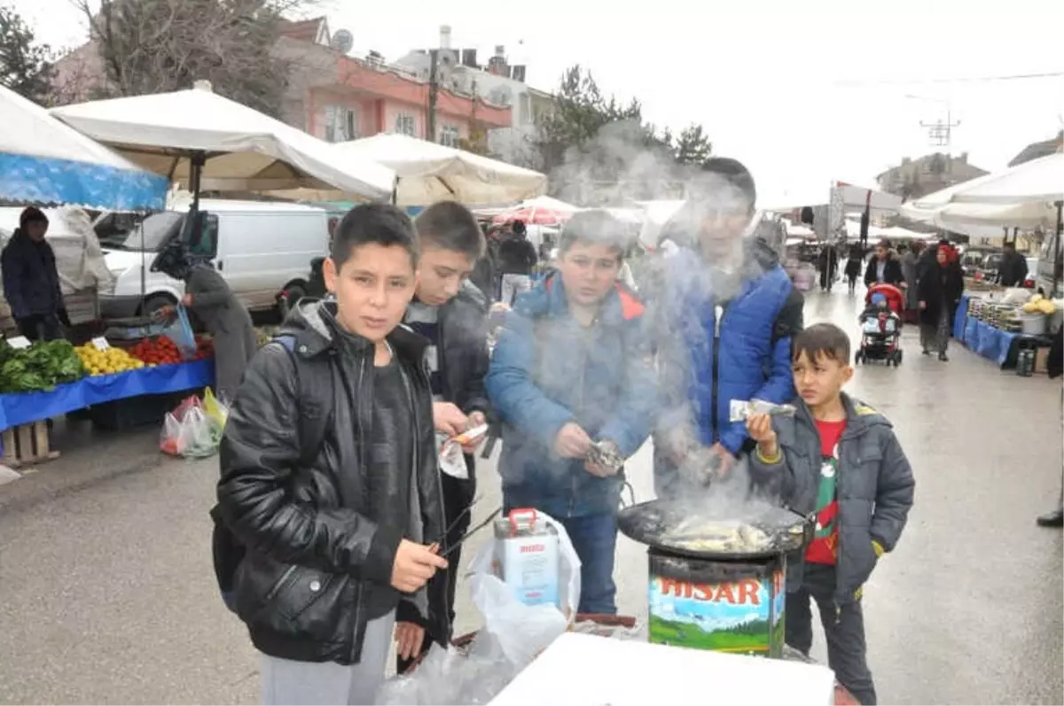 Semt Pazarında Öğrencilere Ücretsiz Balık Ziyafeti