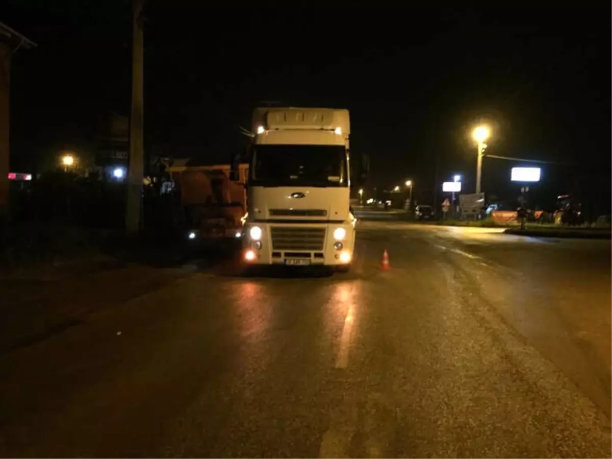 Seyir Halindeki Kireç Yüklü Tırın Dorsesi Çıktı