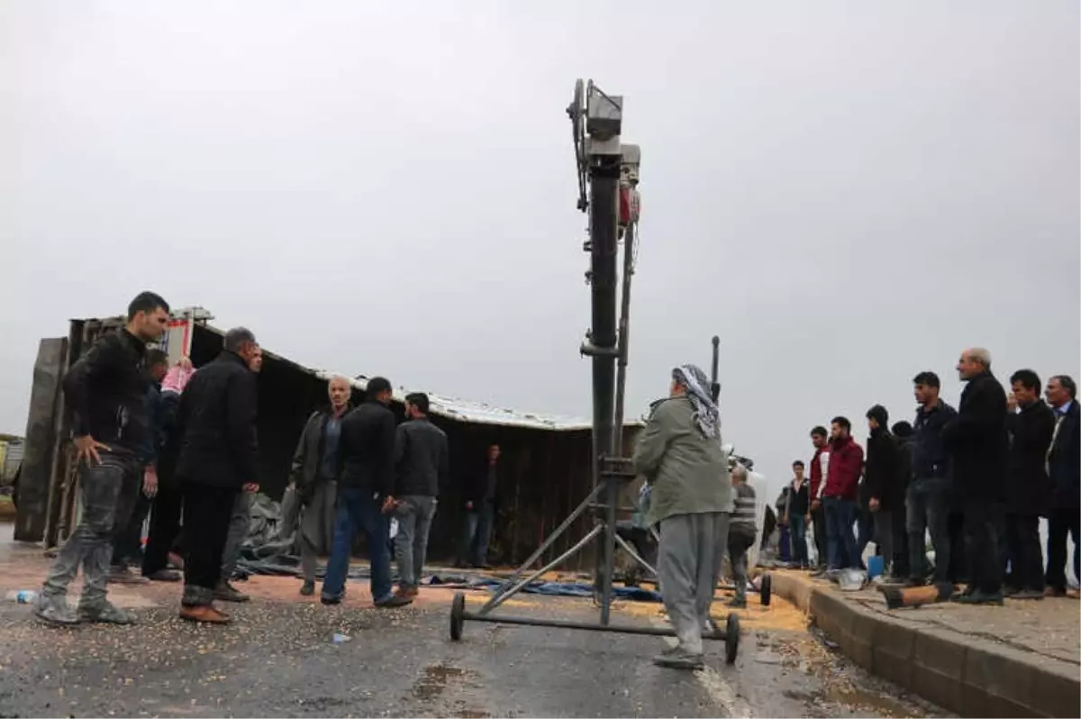 Tır Devrildi, Kilometrelerce Araç Kuyruğu Oluştu