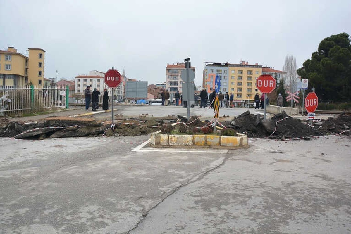 Uşak\'ta Hemzemin Geçidin Kapatılması Tepkilere Neden Oldu