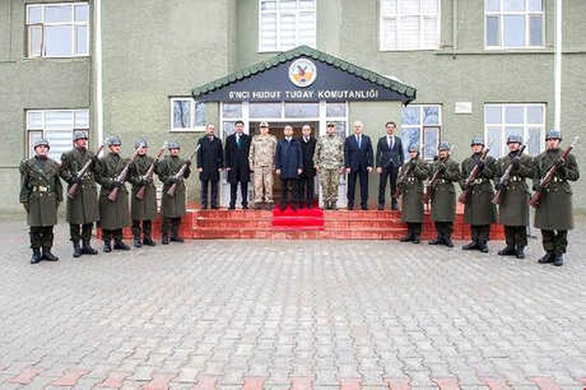 Van Vali Vekili Aslan\'dan Pkk\'ya Darbe Vuran Komando Taburuna Tebrik Ziyareti