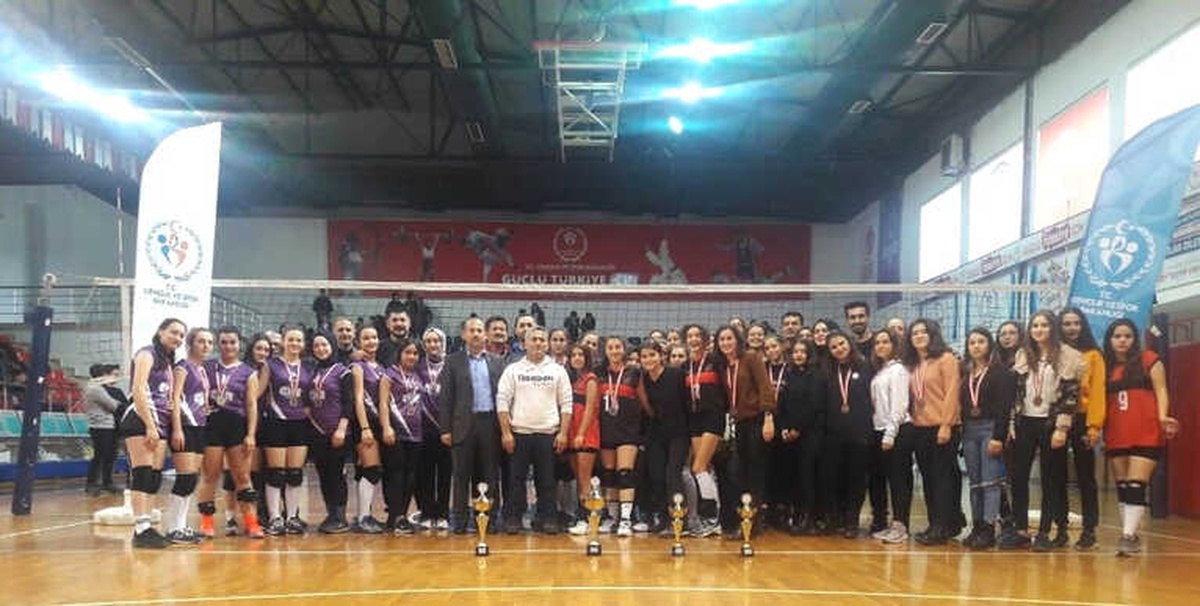 Voleybol\'da Gölyaka Anadolu Lisesi Şampiyon