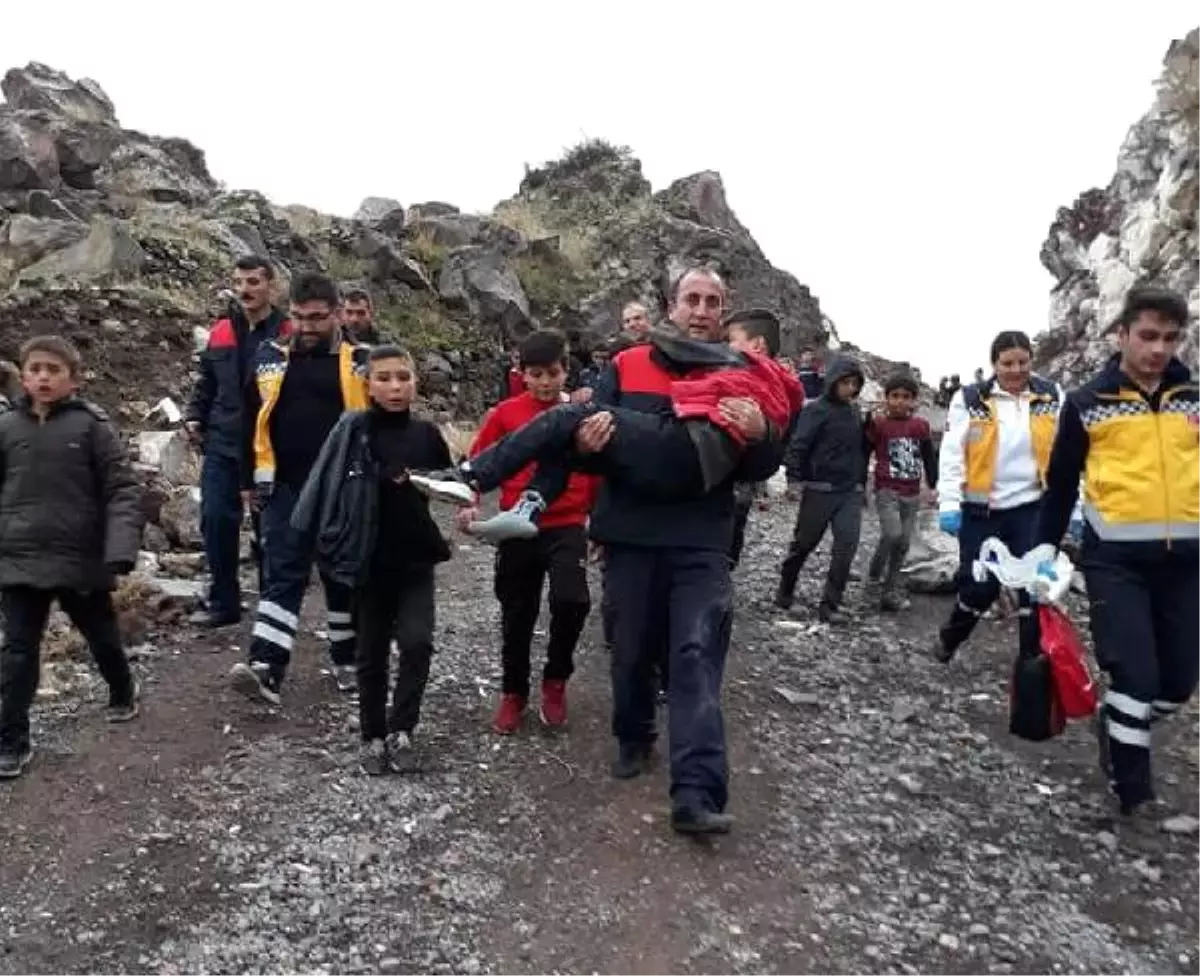 Yaralı Çocuk, Ambulansa Götürülürken Ayakkabısını Elinden Bırakmadı