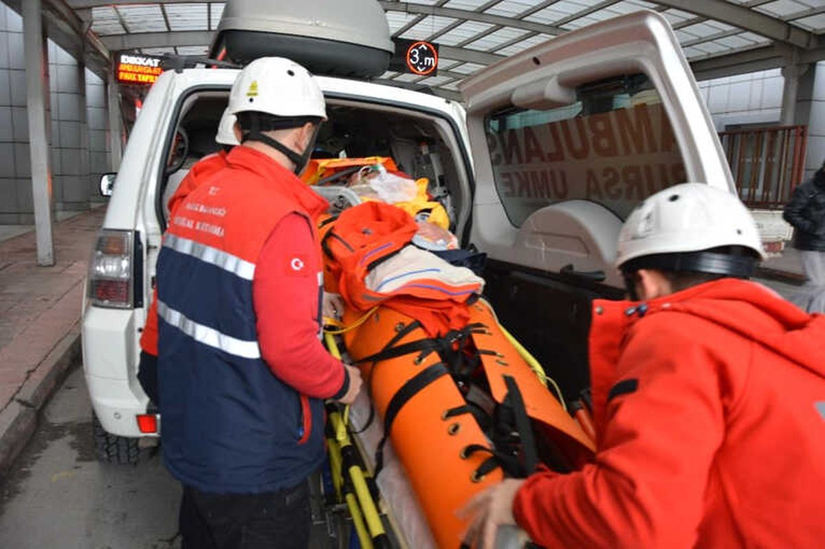 Yaşlı Adam Ormanlık Alanda Donmaktan Son Anda Kurtarıldı