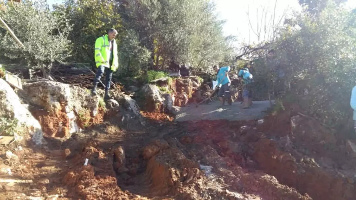 Yol Betonlama Çalışmaları Devam Ediyor