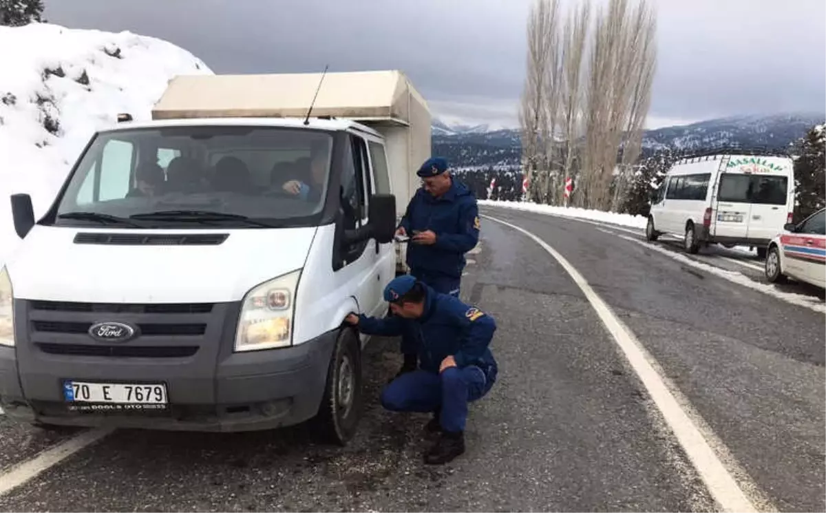 Alanya\'nın Kırsalında Jandarmadan Kış Lastiği Uygulaması