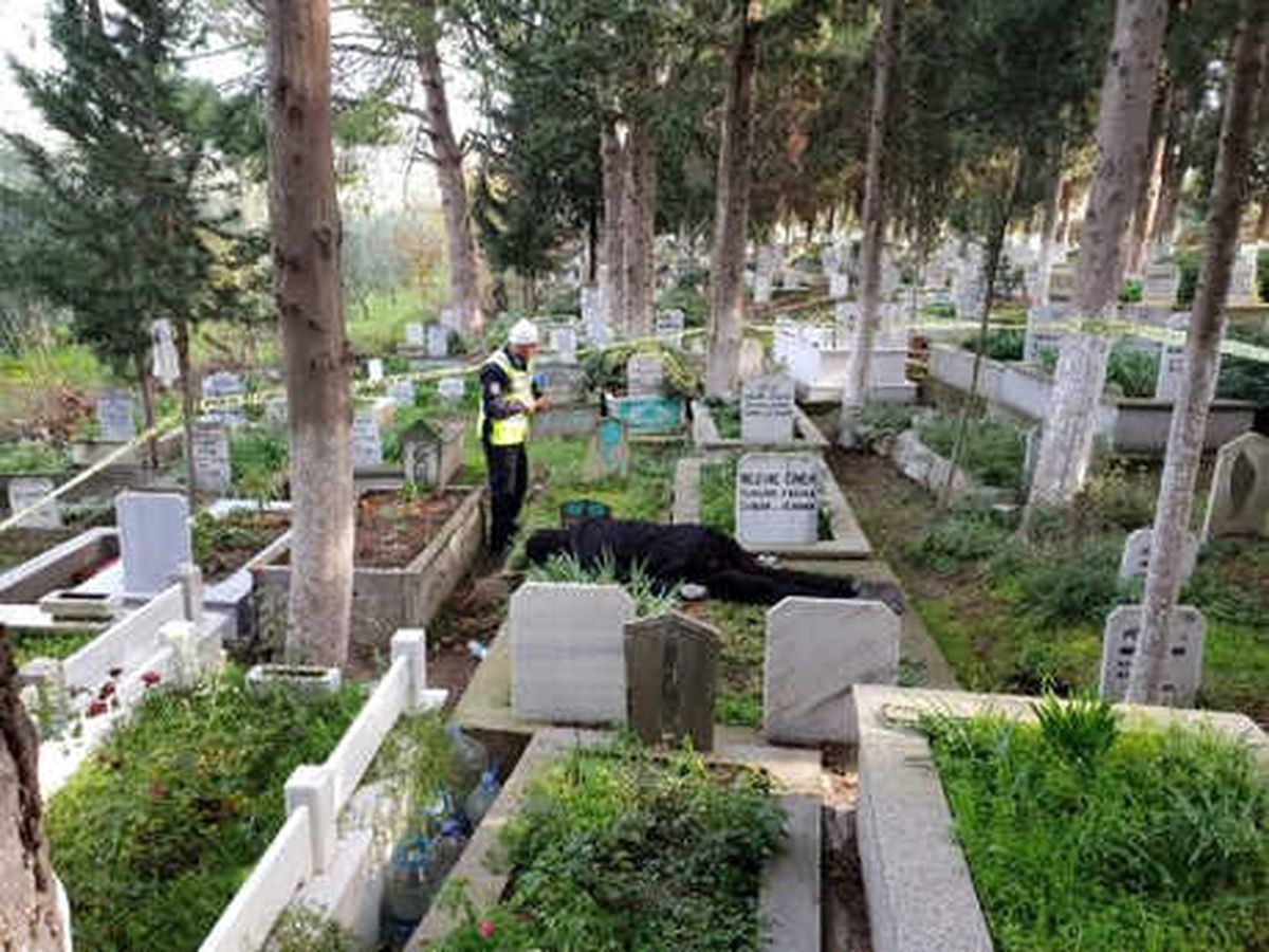 Annesinin Mezarı Başında İntihar Etti