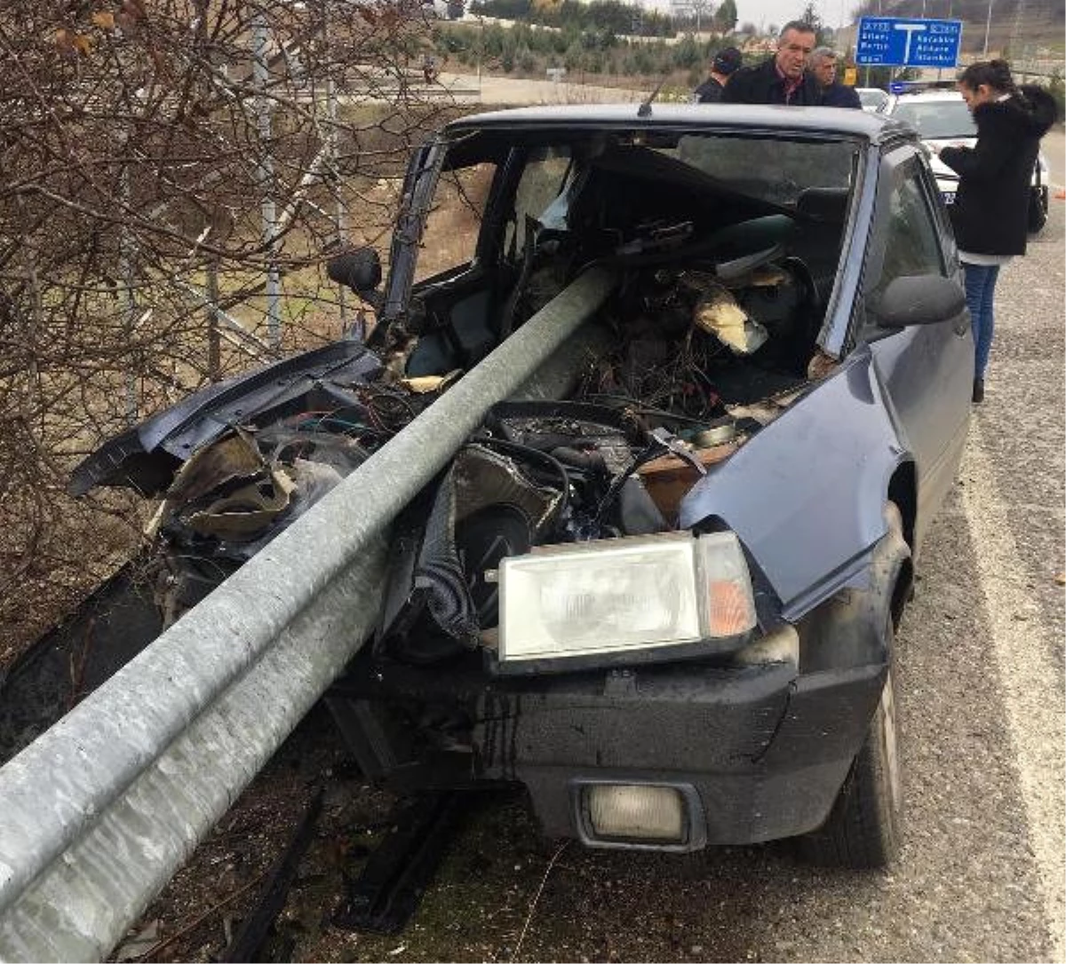 Bariyere Saplanan Otomobilin Sürücüsü Yaralandı