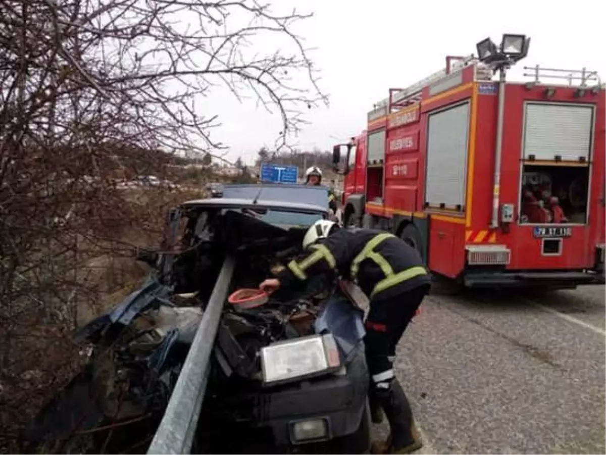 Bariyerlere Saplanan Otomobilden Sağ Çıktı