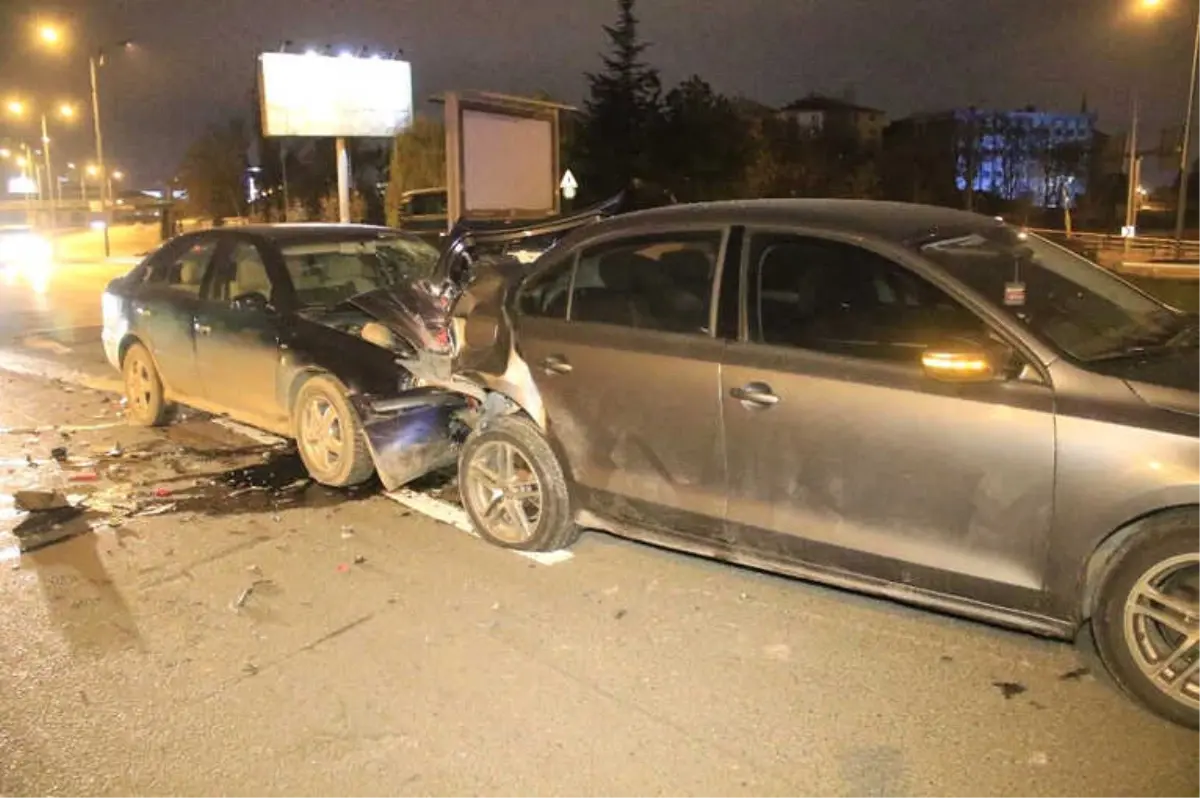 Başkent\'te Alkollü ve Ehliyetsiz Sürücü Kazaya Neden Oldu: 2 Yaralı