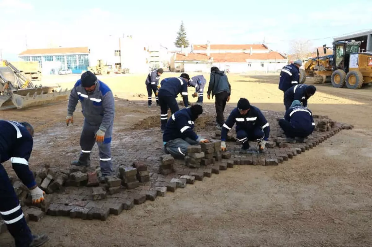 Beyşehir\'de Caddelerden Sökülen Parke Taşları Değerlendiriliyor