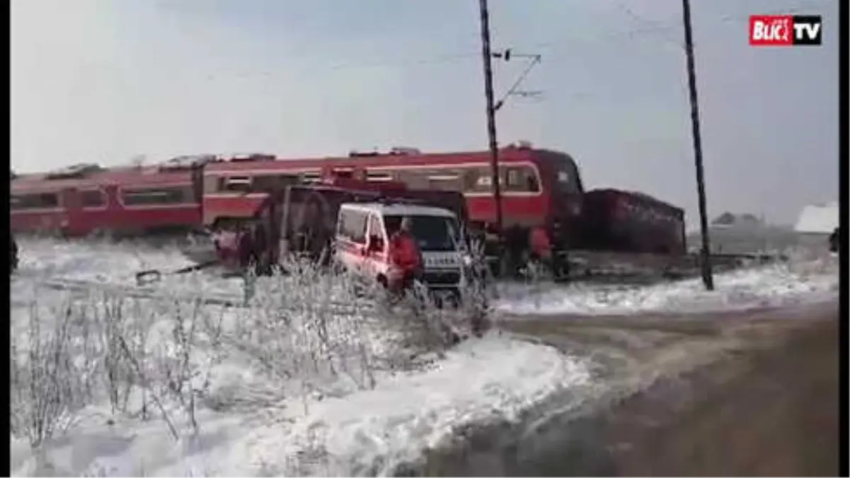 Dha Dış - Yolcu Treni Okul Servisine Çarptı 5 Ölü, 30 Yaralı