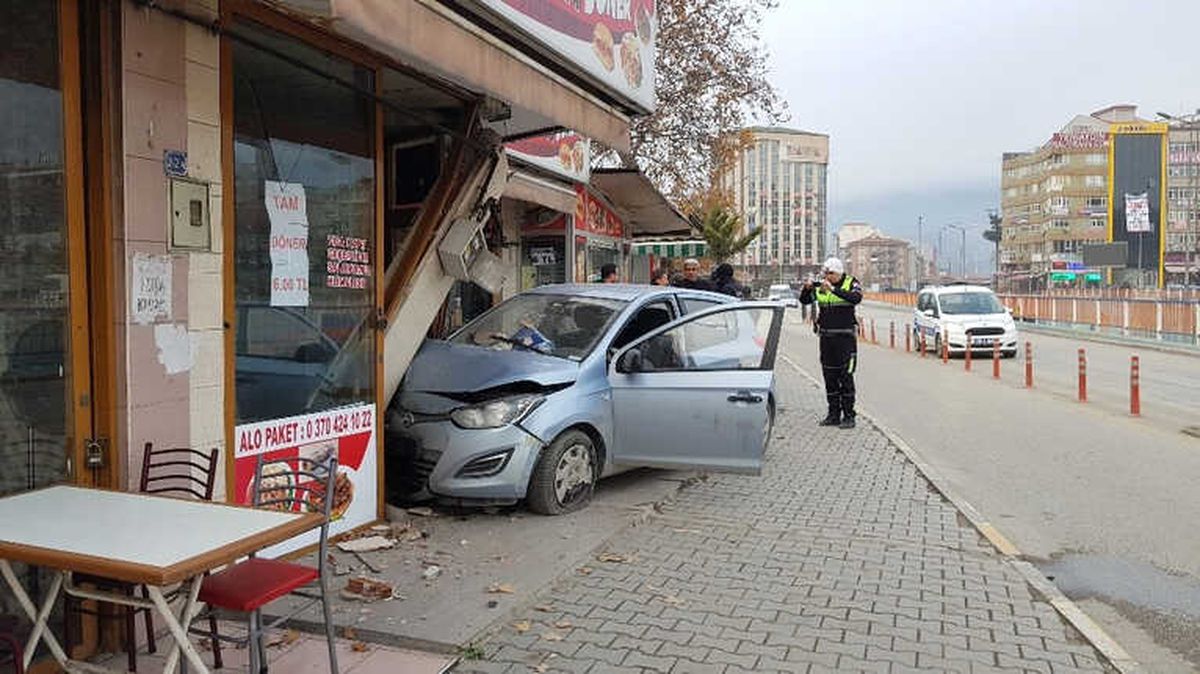Direksiyonda Fenalaşan Sürücü Dönerci Dükkanına Daldı