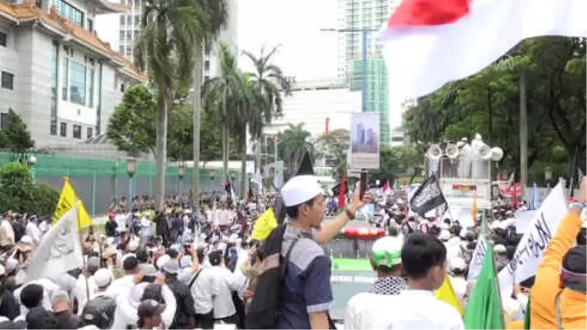 Endonezya\'da Çin Karşıtı Protesto