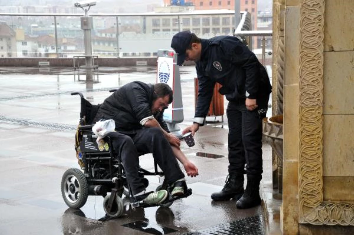 Engellinin Abdest Almasını Sağlayan Polise Ödül